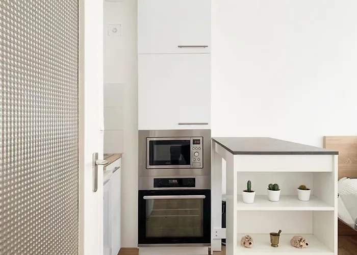 Nearby Arc Triomphe Champe Elysee Parijs